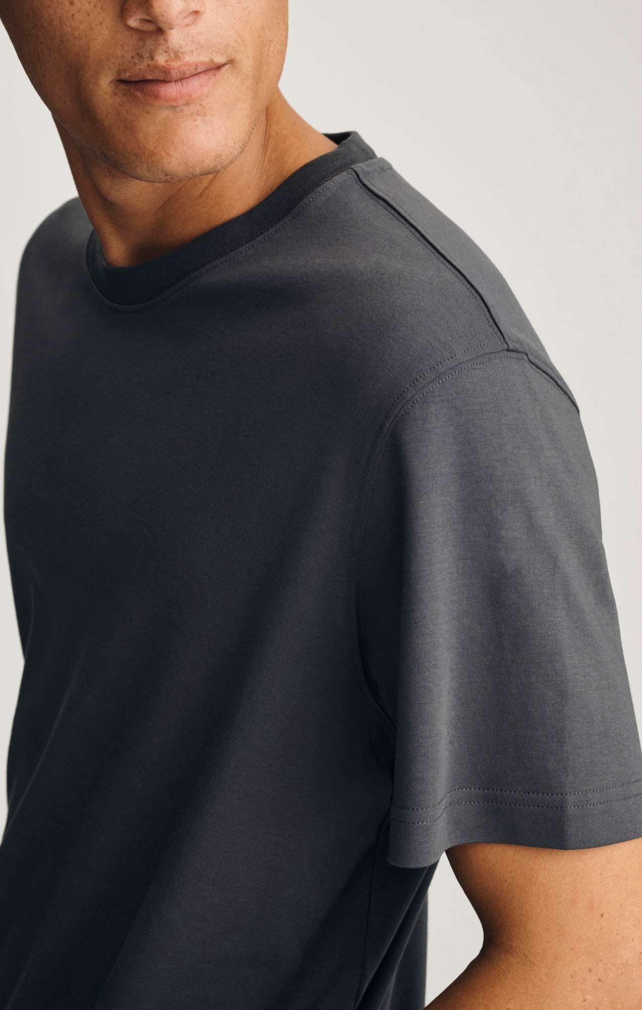 BASIC SHORT SLEEVE T-SHIRT IN ASPHALT